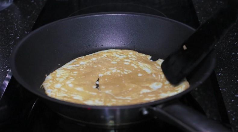 Салат з куркою, квасолею та яєчними млинцями