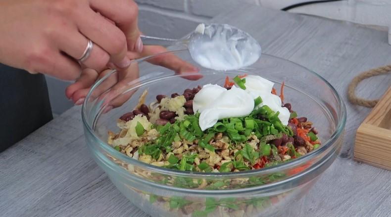 Салат з куркою, квасолею та яєчними млинцями