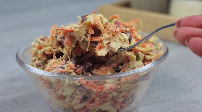 Салат з куркою, квасолею та яєчними млинцями