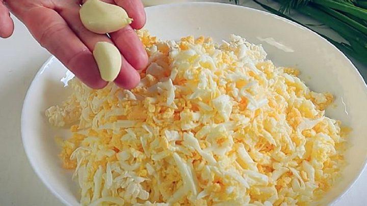 Єврейська намазка з яйцем і сиром