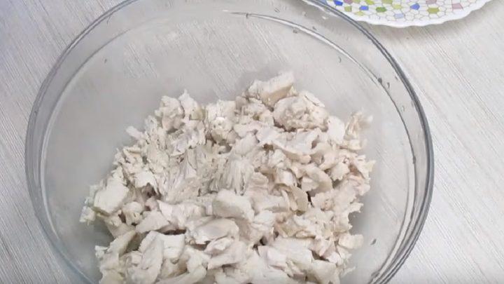 Салат по домашньому з куркою та огірками