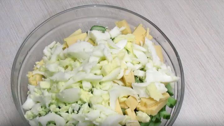 Салат по домашньому з куркою та огірками
