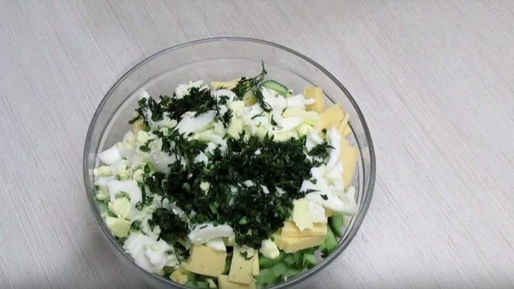 Салат по домашньому з куркою та огірками