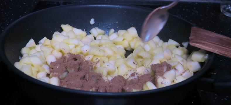 Пишні булочки з яблучною начинкою