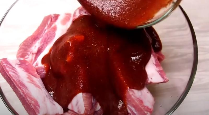 Свинячі реберця в духовці по-канадськи