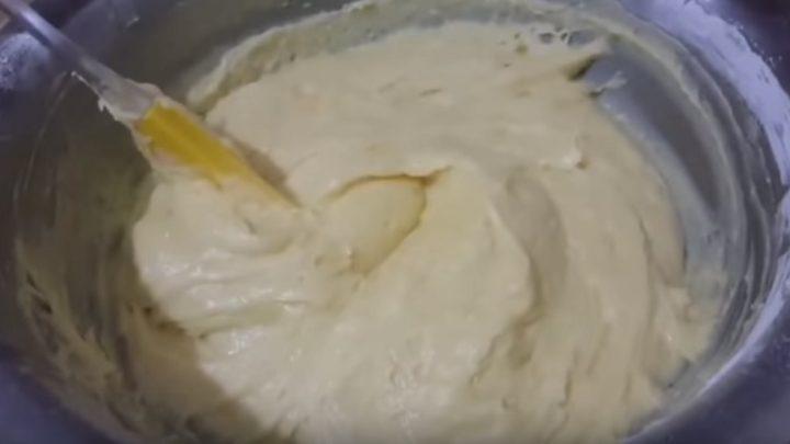 Пишний яблучний пиріг з корицею