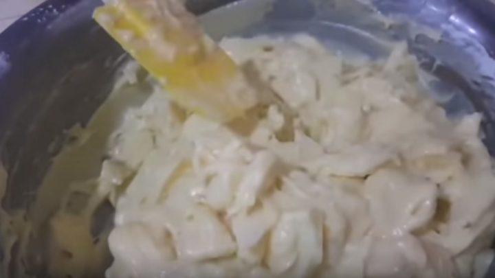Пишний яблучний пиріг з корицею