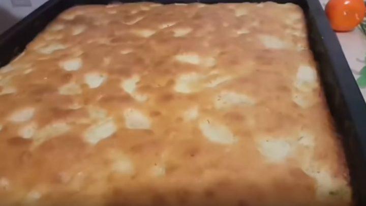 Пишний яблучний пиріг з корицею
