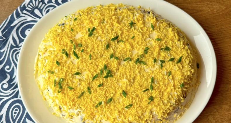 Салат «Вересень»: приготувала смачну страву із простих продуктів