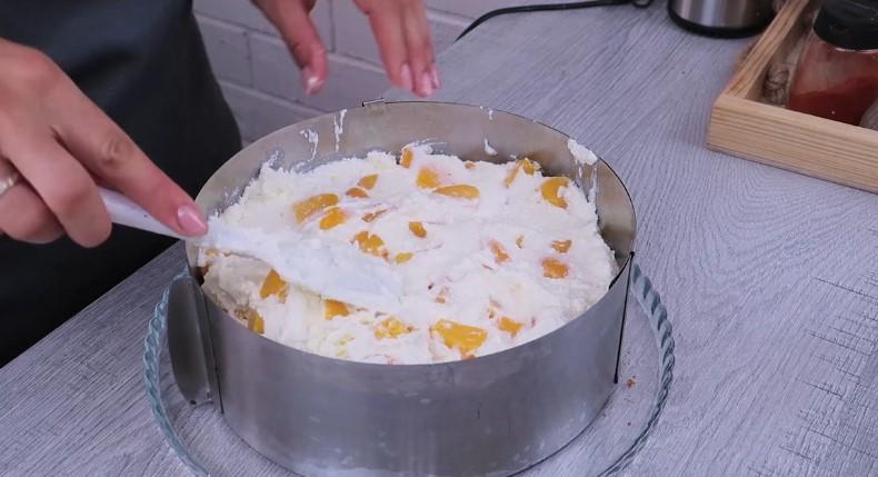 Простий торт з ніжним сирним кремом та персиками