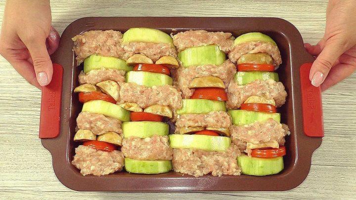 Кабачки з фаршем та грибами, запечені під соусом