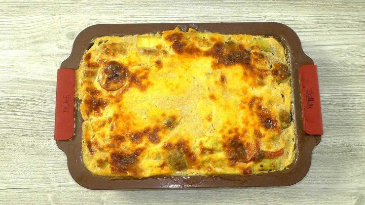 Кабачки з фаршем та грибами, запечені під соусом