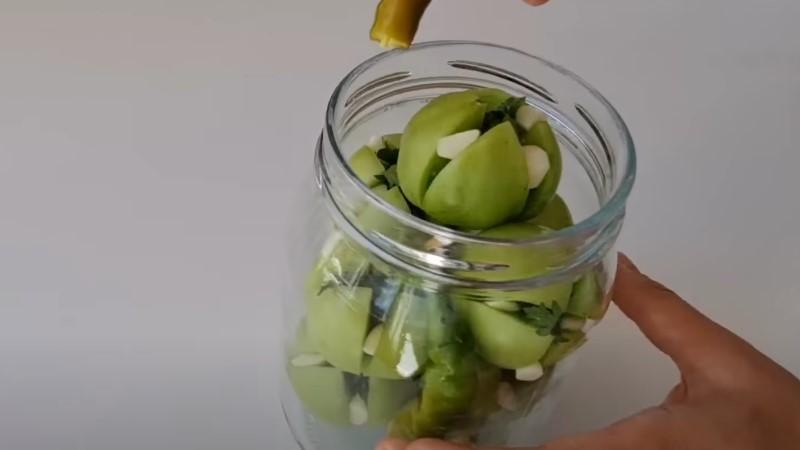 Так смачно. Фаршировані зелені помідори з часником