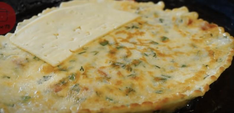 Сирні млинці з овочами. Швидкий сніданок на всю родину