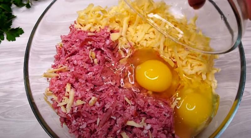 Картопляні биточки з ковбасою та сиром. Хрумка скоринка ззовні і м'які всередині