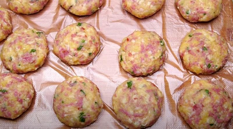 Картопляні биточки з ковбасою та сиром. Хрумка скоринка ззовні і м'які всередині