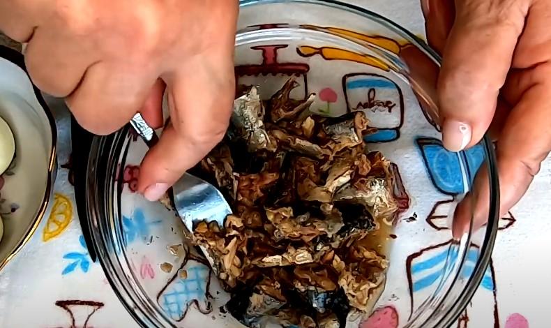 Заливний пиріг з рибними консервами та вареними яйцями