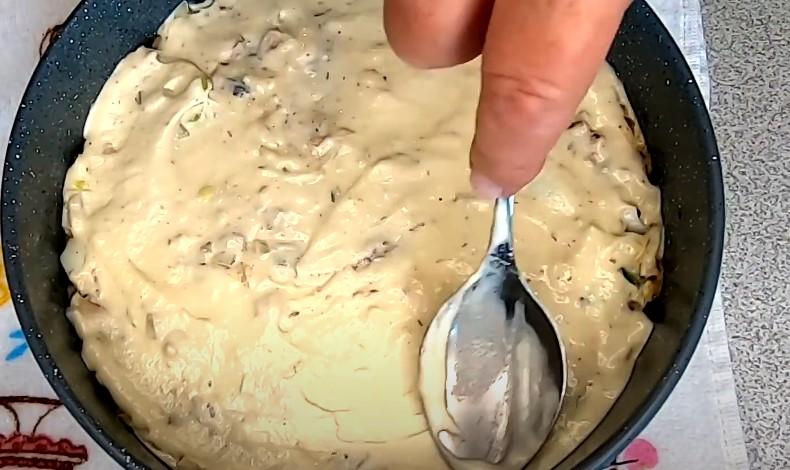 Заливний пиріг з рибними консервами та вареними яйцями