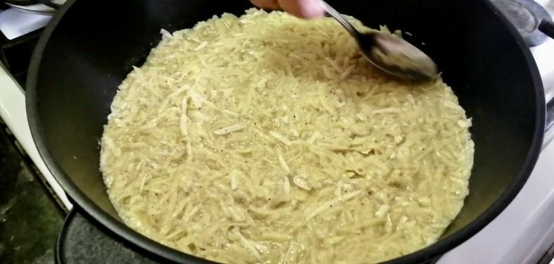 Альтернатива дерунам. Смачний пиріг на сковороді