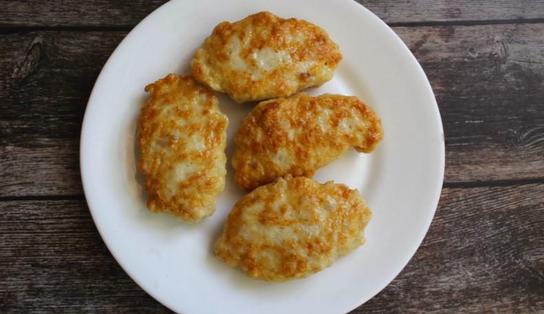 Соковиті котлети з курячого фаршу на сковороді
