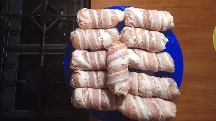 Фаршировані курячі міні рулети в беконній оболонці