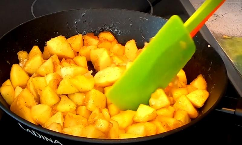 Швидкий, смачний та ароматний яблучний пиріг