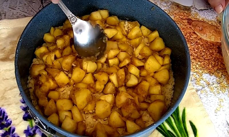 Швидкий, смачний та ароматний яблучний пиріг
