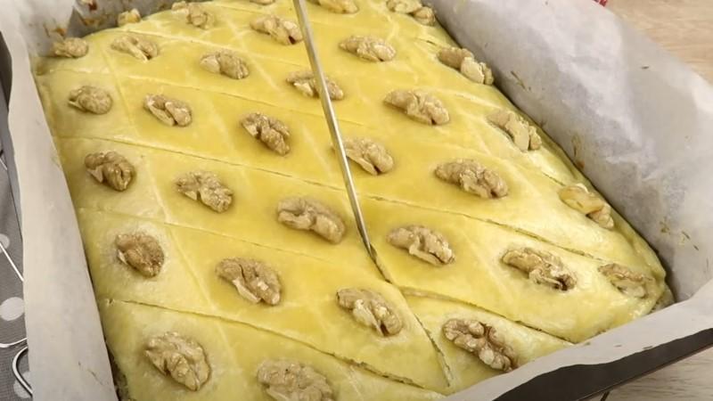 Пахлава з медом і волоськими горіхами