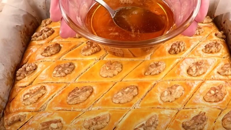 Пахлава з медом і волоськими горіхами