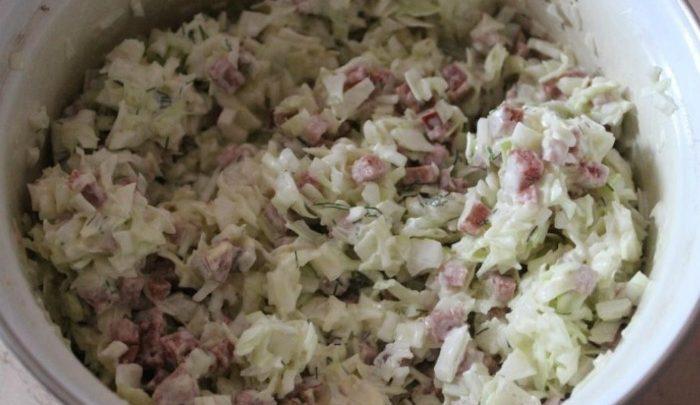 Дуже люблю цей салат з капустою і ковбасою