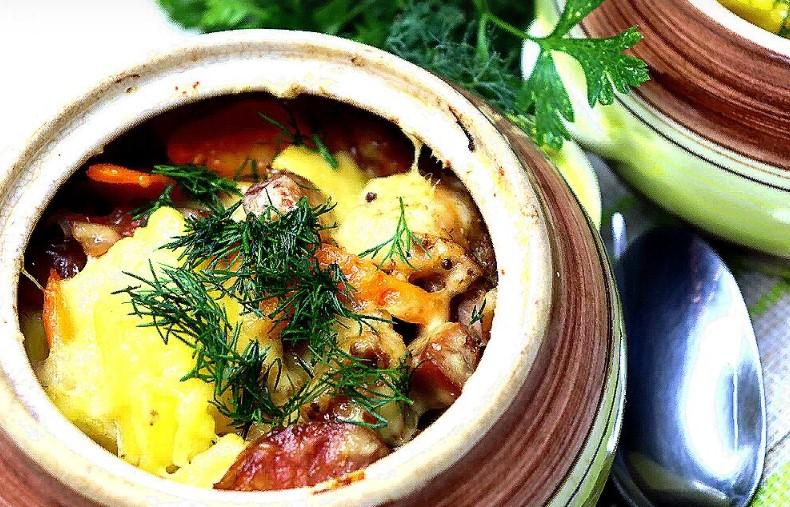 Печеня з куркою, грибами та копченостями у горщиках