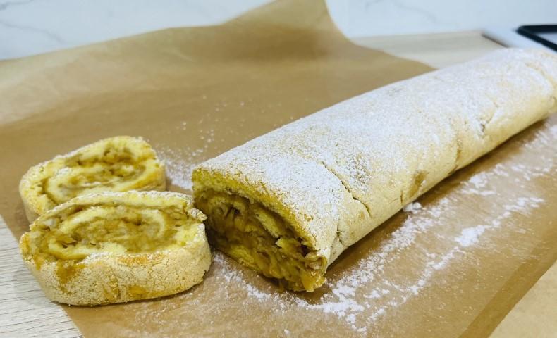 Домашній рулет із яблучною начинкою за 20 хвилин