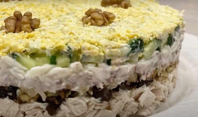 Салат «Ніжність» з куркою та чорносливом, без майонезу