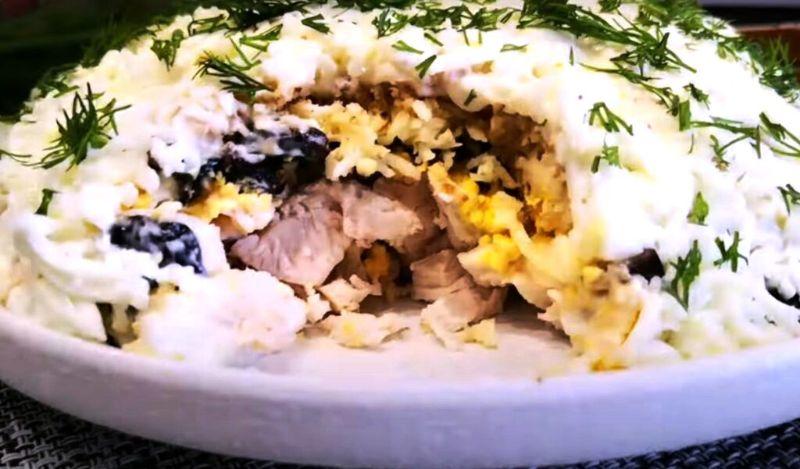 Салат "Ніжний" з куркою та чорносливом