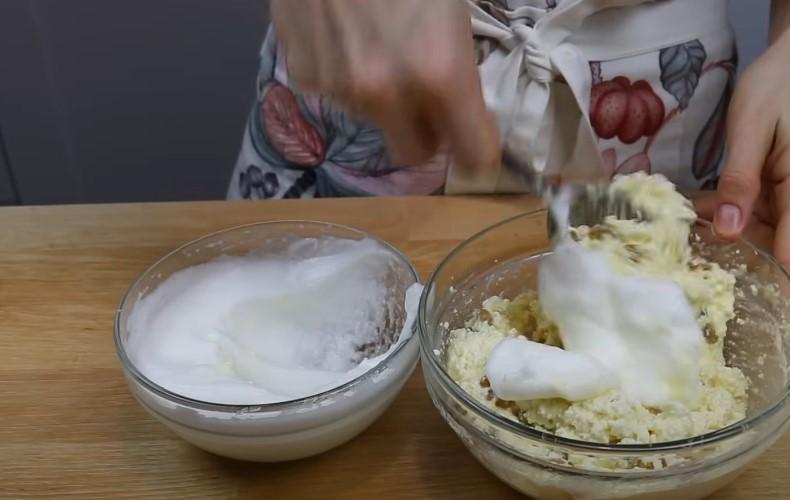 Запечені млинці з сиром і родзинками