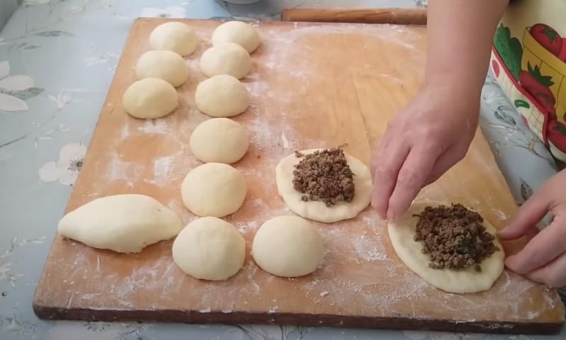 Пиріжки з печінкою: апетитні та красиві