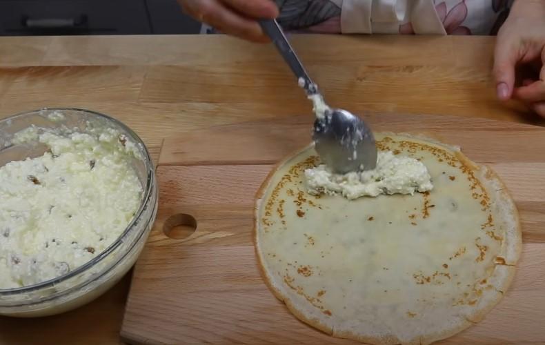 Запечені млинці з сиром і родзинками