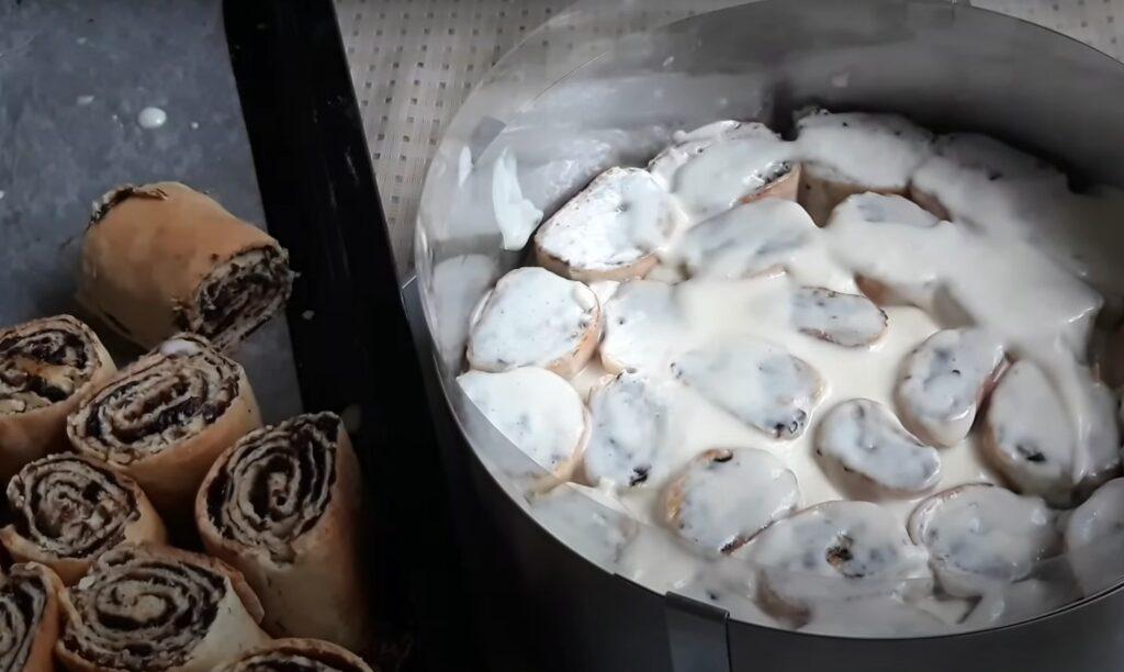 Незвичайний торт із чорносливом та сметанним кремом