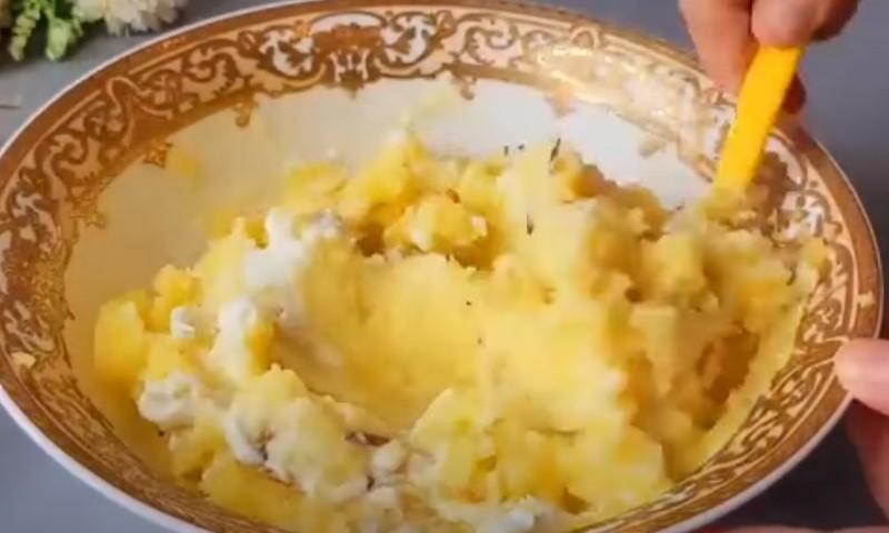 Візьміть кефір та борошно. Прості та смачні картопляні пиріжки