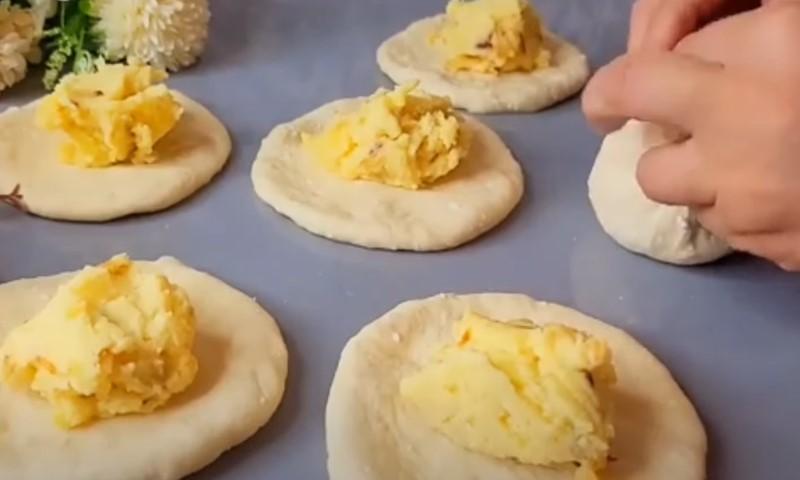 Візьміть кефір та борошно. Прості та смачні картопляні пиріжки