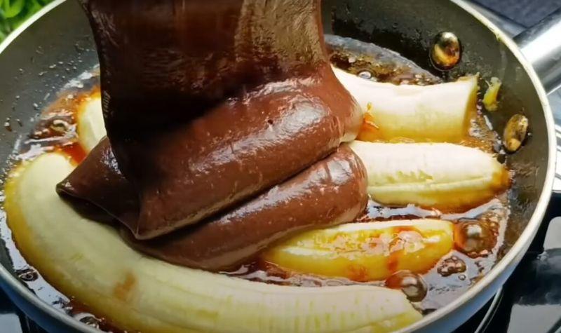 Банановий пиріг на сковороді. Десерт, який підкорює з першого шматочка