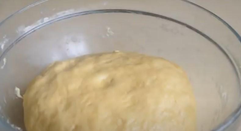 Пишний цукровий пиріг із яблуками