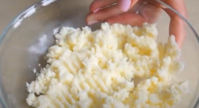 Пишний цукровий пиріг із яблуками