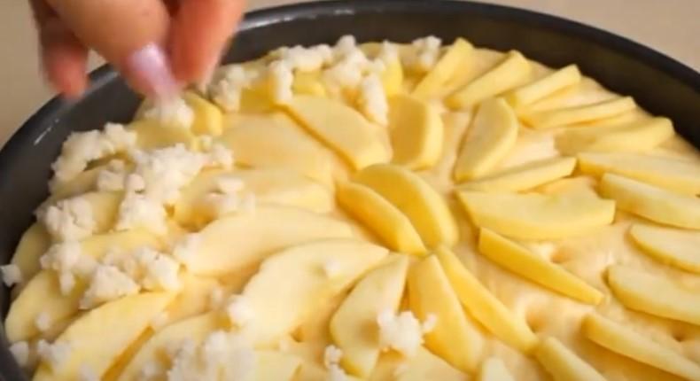 Пишний цукровий пиріг із яблуками