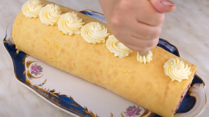 Бісквітний рулет з фруктовим джемом та кремом із сиру