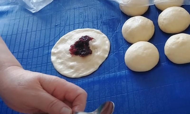 М'які та повітряні пиріжки з буряковою начинкою