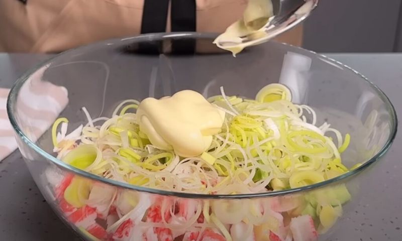 Салат "Новинка" з крабовими паличками. Варити нічого не треба