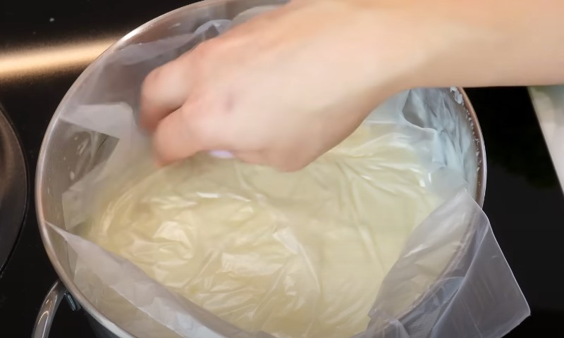 Торт «Медовик», коржі не рвуться під час розкачування