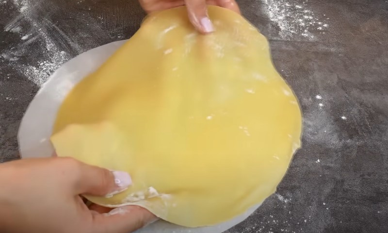 Торт «Медовик», коржі не рвуться під час розкачування