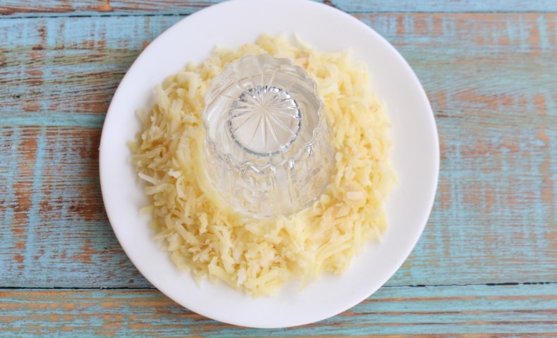 Салат із смаженим курячим філе, сиром та овочами